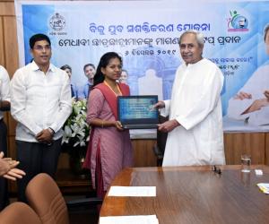 Hon’ble Chief Minister in Lokseva Bhawan distribution of 15000 Laptops free of cost  to 12th pass-outs meritorious students for the year 2019-20